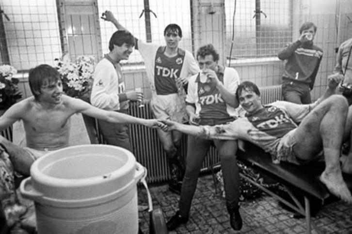 Ajax Org zwart/wit foto 20x30 cm kleedkamer Ajax 01-05-1983, Verzamelen, Sportartikelen en Voetbal, Nieuw, Poster, Plaatje of Sticker