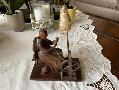 Antiek houtsnijwerk beeld dame aan spinnenwiel, Antiek en Kunst, Kunst | Beelden en Houtsnijwerken, Ophalen of Verzenden
