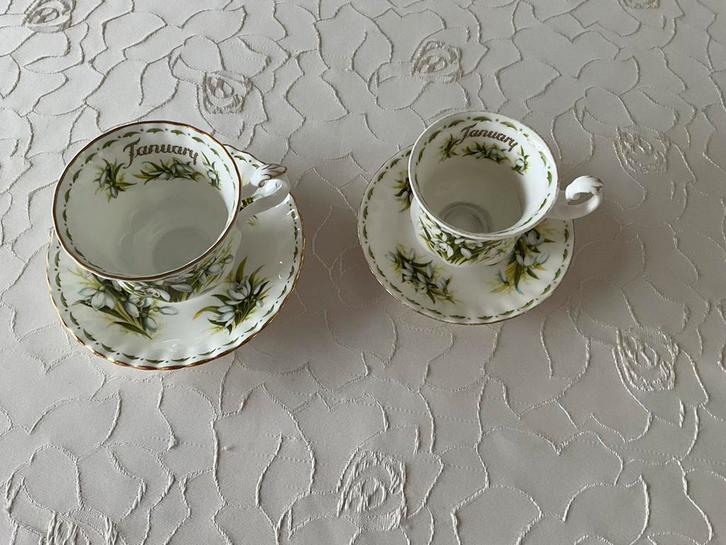 2 Royal Albert Kop en Schotels Flower off the month-Januari, Huis en Inrichting, Keuken | Servies, Gebruikt, Kop(pen) en/of Schotel(s)