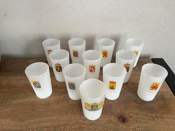 Complete set van 12 vintage melkglas glazen - provincies beschikbaar voor biedingen