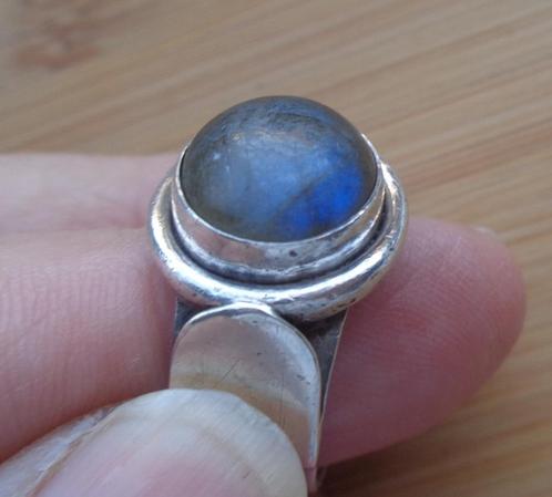 zilveren ring met labradoriet uit Madagaskar [940], Sieraden, Tassen en Uiterlijk, Ringen, Zo goed als nieuw, Dame, 17 tot 18