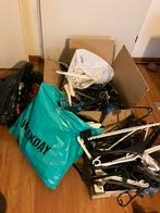 Veel kledinghangers gratis ophalen, Kleding | Dames, Kledinghangers, Ophalen, Zo goed als nieuw, Kunststof
