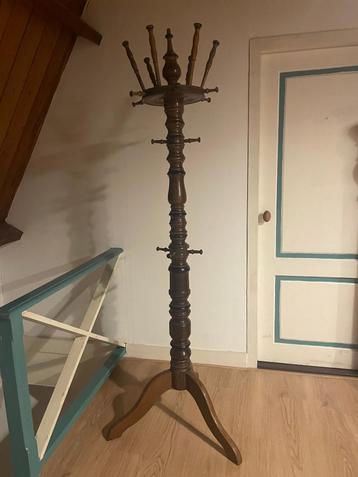 Antieke houten kapstok beschikbaar voor biedingen