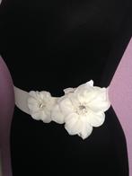 Nieuw op ivoren lint met 2 bloemen/bling, Overige kleuren, Nieuw, Ophalen of Verzenden, Accessoires