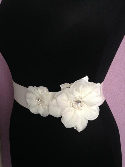 Nieuw op ivoren lint met 2 bloemen/bling, Kleding | Dames, Trouwkleding en Trouwaccessoires, Nieuw, Accessoires, Overige kleuren