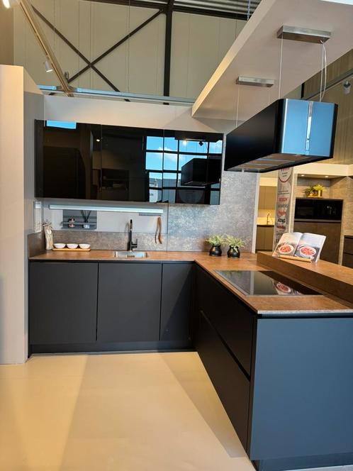 Showroomkeuken, Huis en Inrichting, Keuken | Complete keukens, Nieuw, Zwart, Kunststof, Greeploos, Ophalen