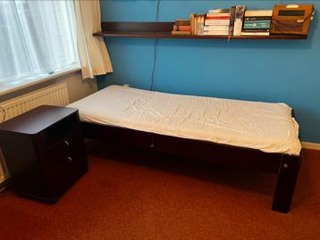 Seniorenbed met nachtkastje en legplank beschikbaar voor biedingen