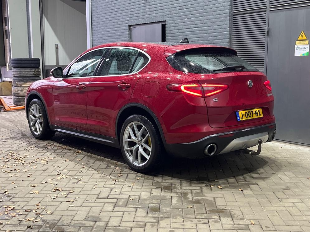 Alfa Romeo Stelvio 2.0 T AWD B-Tech | Trekhaak | Panoramadak, Auto's, Alfa Romeo, Automaat, 1800 kg, 4 cilinders, Leder
