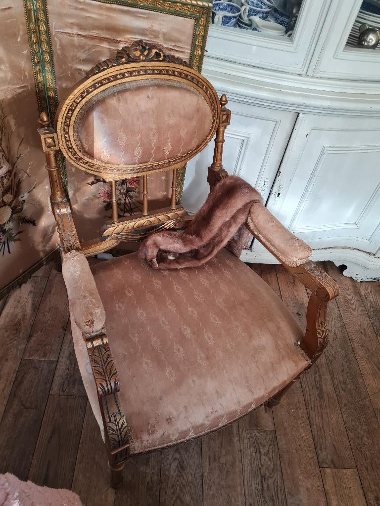 Antieke stoel met leuningen Louis XVI