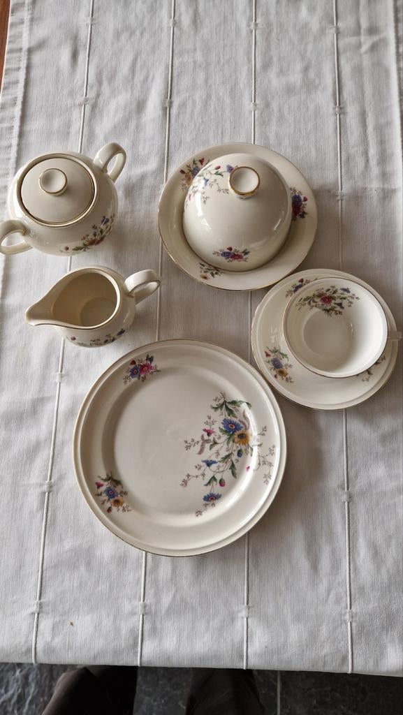 Vintage porseleinen servies met bloemmotief en gouden rand, Ophalen
