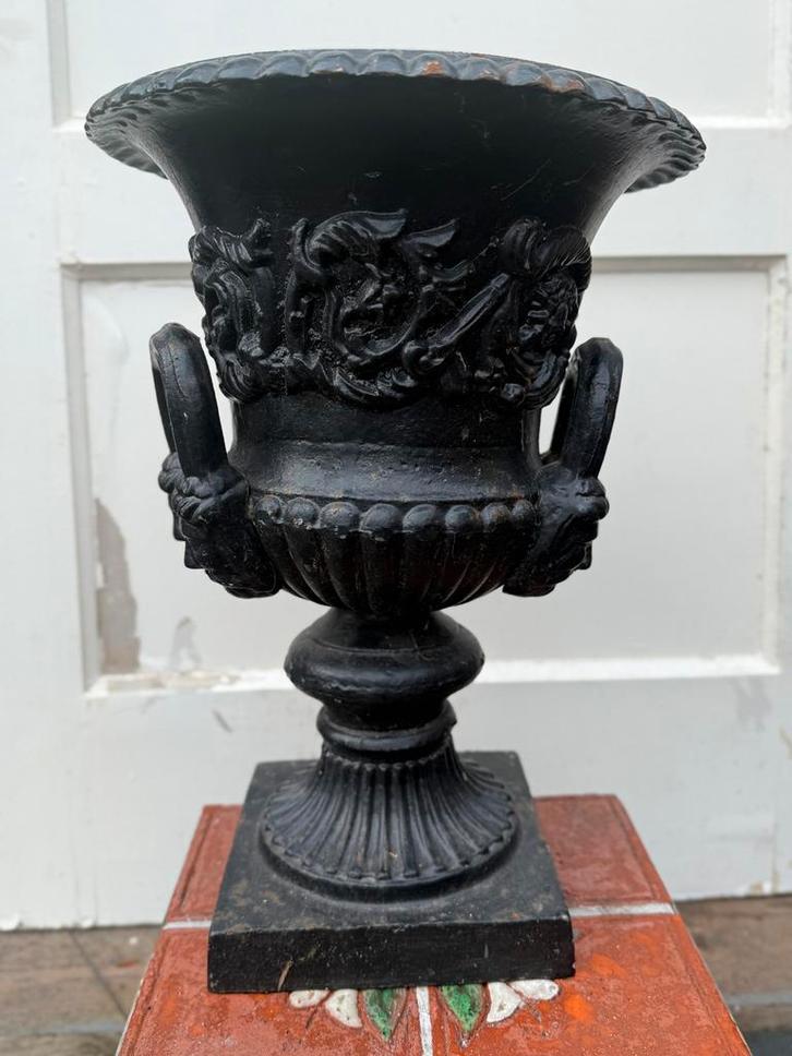 Klassieke tuinvaas van gietijzer., Tuin en Terras, Tuinvazen, Zo goed als nieuw, Ophalen of Verzenden