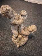 Betonnen fonteinbeeld van putti - ca. 40 cm hoog, Tuin en Terras, Ophalen of Verzenden, Gebruikt, Beton, Mensenbeeld