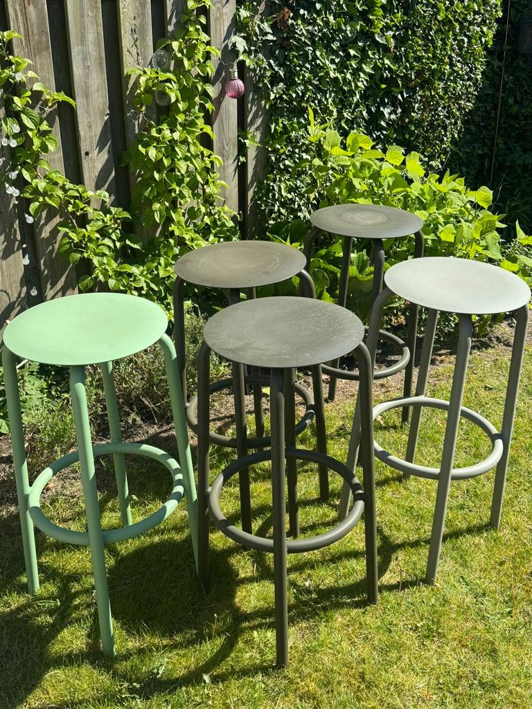 Set van 5 moderne barkrukken metalen design, Huis en Inrichting, Barkrukken, 2 krukken, Ophalen, Zo goed als nieuw, 60 tot 90 cm