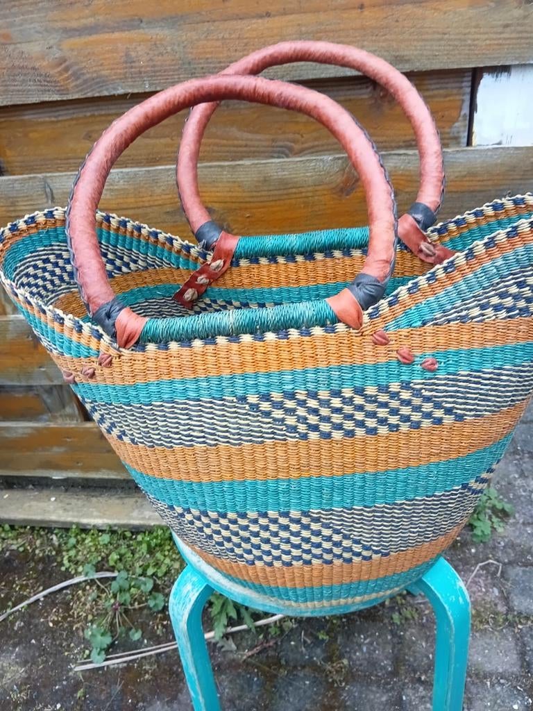 U shopper /tulpmand Ghana 2 lederen handvatten uniek, Ophalen of Verzenden, Nieuw, Overige vormen, Mand