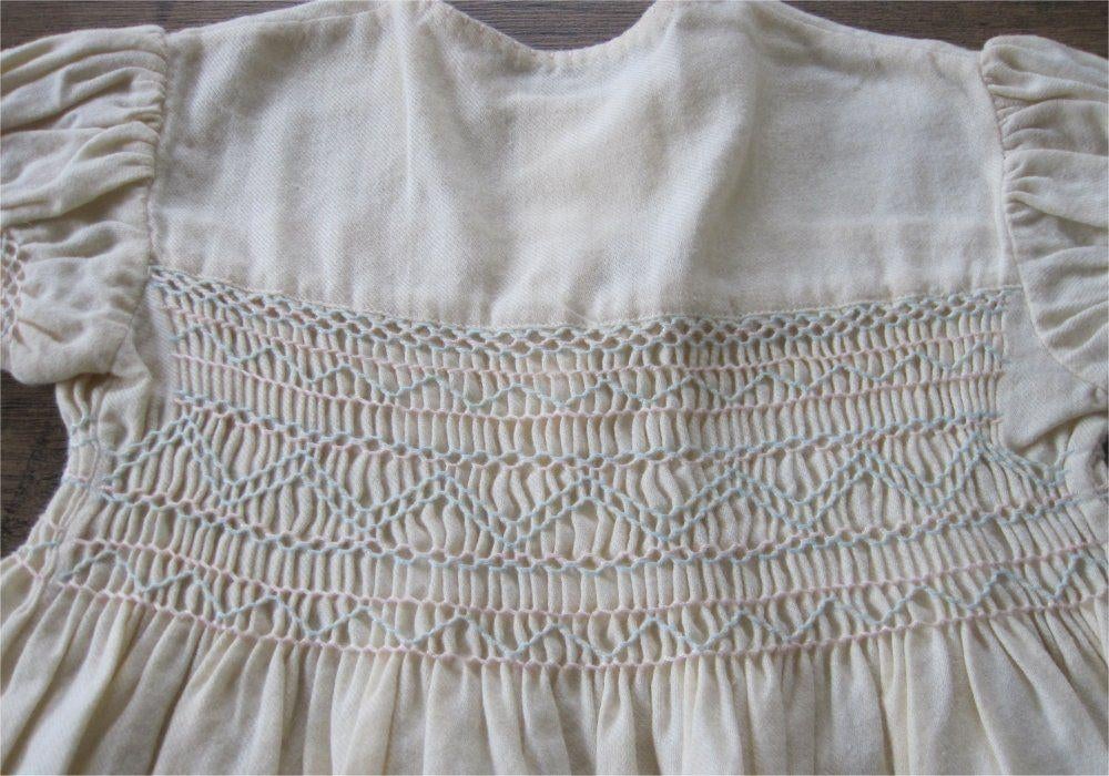 Antiek flanellen jurkje, smockwerk, helemaal handgemaakt, Antiek en Kunst, Antiek | Kleding en Accessoires, Ophalen of Verzenden