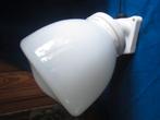Antieke wandlamp; melkglas met porselein bevestiging, Ophalen of Verzenden