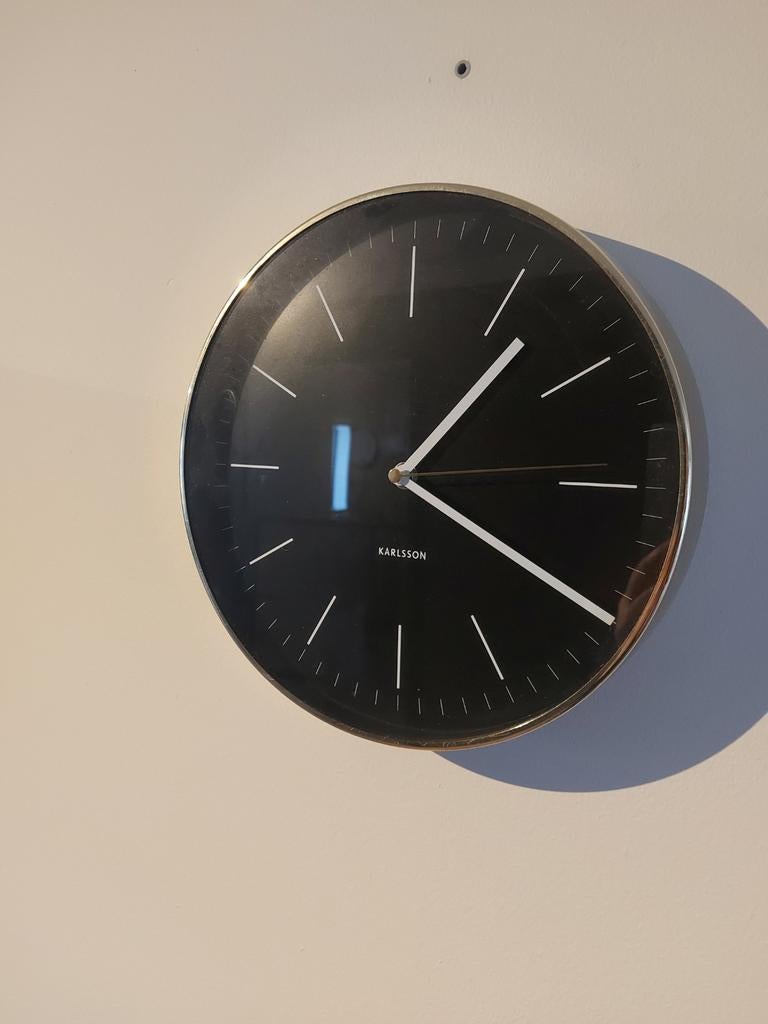 Karlsson Wandklok Zwart Goud - Ø 27cm, Huis en Inrichting, Woonaccessoires | Klokken, Ophalen of Verzenden, Zo goed als nieuw