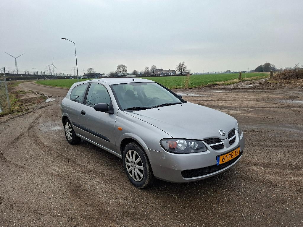 Nissan Almera 1.5 3D 2004 Grijs Trekhaak, Auto's, Nissan, 1145 kg, 4 cilinders, 49 €/maand, Bedrijf