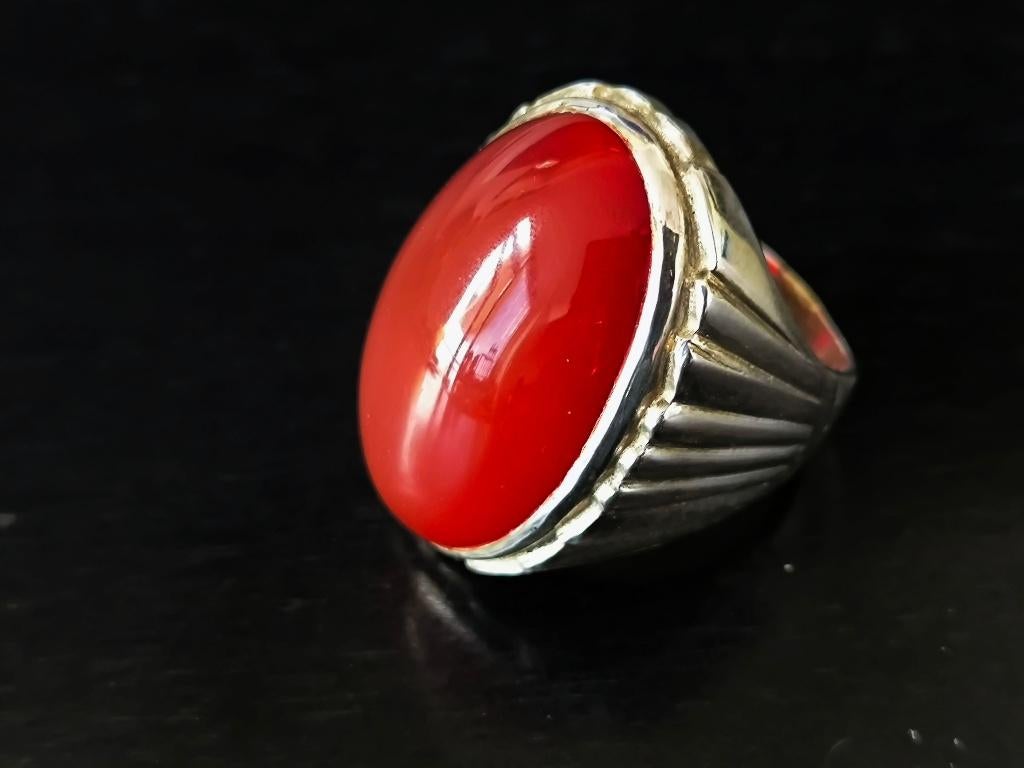 Zilveren ring met geladen Carneool steen - kris keris, Antiek en Kunst, Ophalen of Verzenden