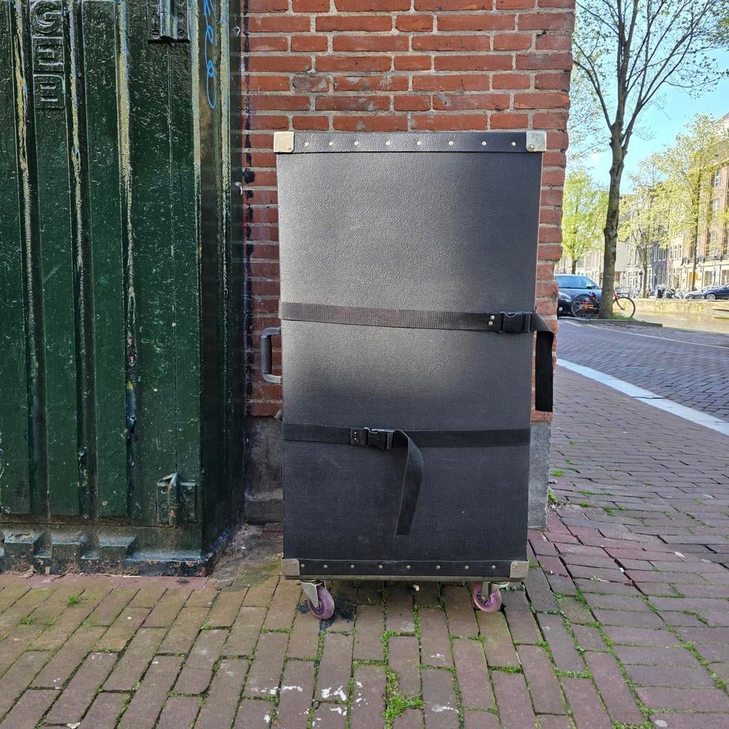 Industriële reiskoffer op wielen, Ophalen