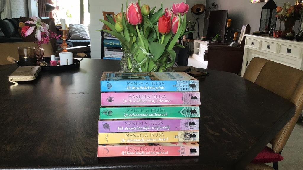 Manuela Inusa. Valerie Lane serie.Worden niet los verkocht., Ophalen of Verzenden, Zo goed als nieuw