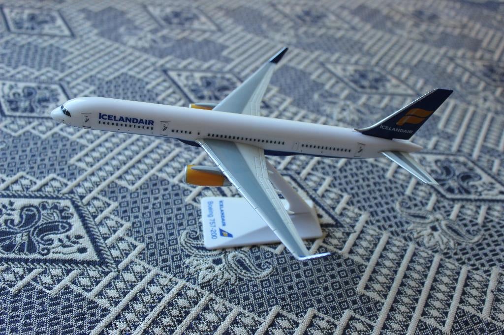 schaalmodel icelandair  boeing 757-200  1:200, Ophalen of Verzenden, Gebruikt, Schaalmodel