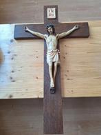 Houten kruis met Jezusbeeld, Ophalen