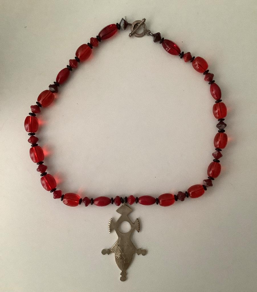 Berber kruis Agadez aan rode glazen ketting, Sieraden, Tassen en Uiterlijk, Kettingen, Gebruikt, Verzenden, Rood, Overige materialen