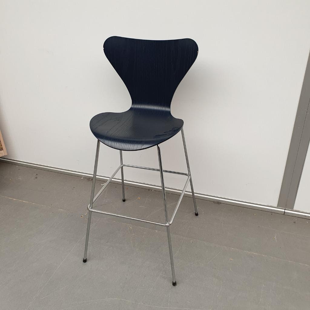 Fritz Hansen barkruk - blauwe houten zitting