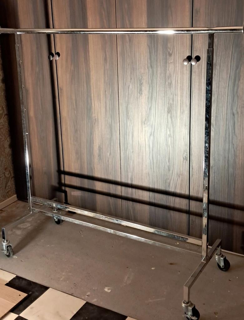 Solide ijzeren kledingrek op wielen - Goede staat, Ophalen, Met wielen, Gebruikt