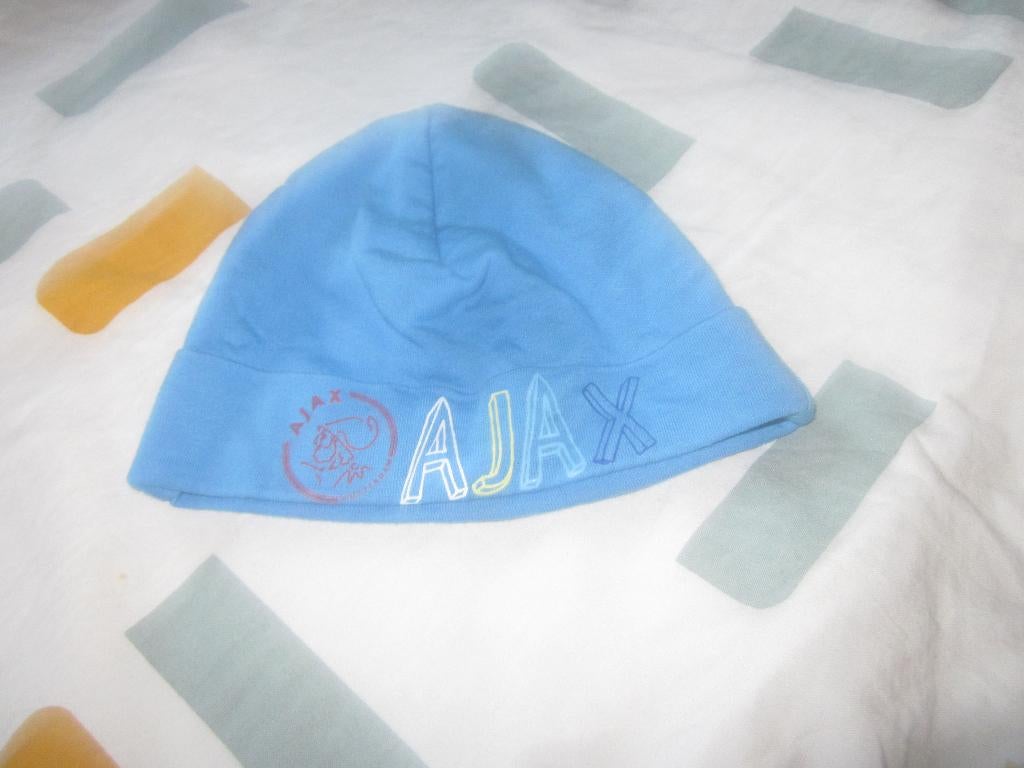 Mooi blauw/wit/rood AJAX mutsje 37 cm zgan, Jongetje of Meisje, Ophalen of Verzenden, Zo goed als nieuw, Maat 68