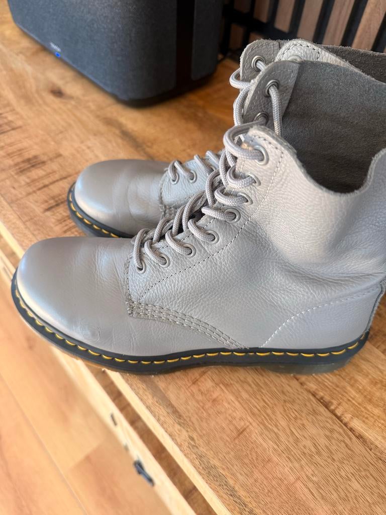 Dr Martens Virginia grijs maat 41, Lage of Enkellaarzen, Ophalen of Verzenden, Grijs, Gedragen