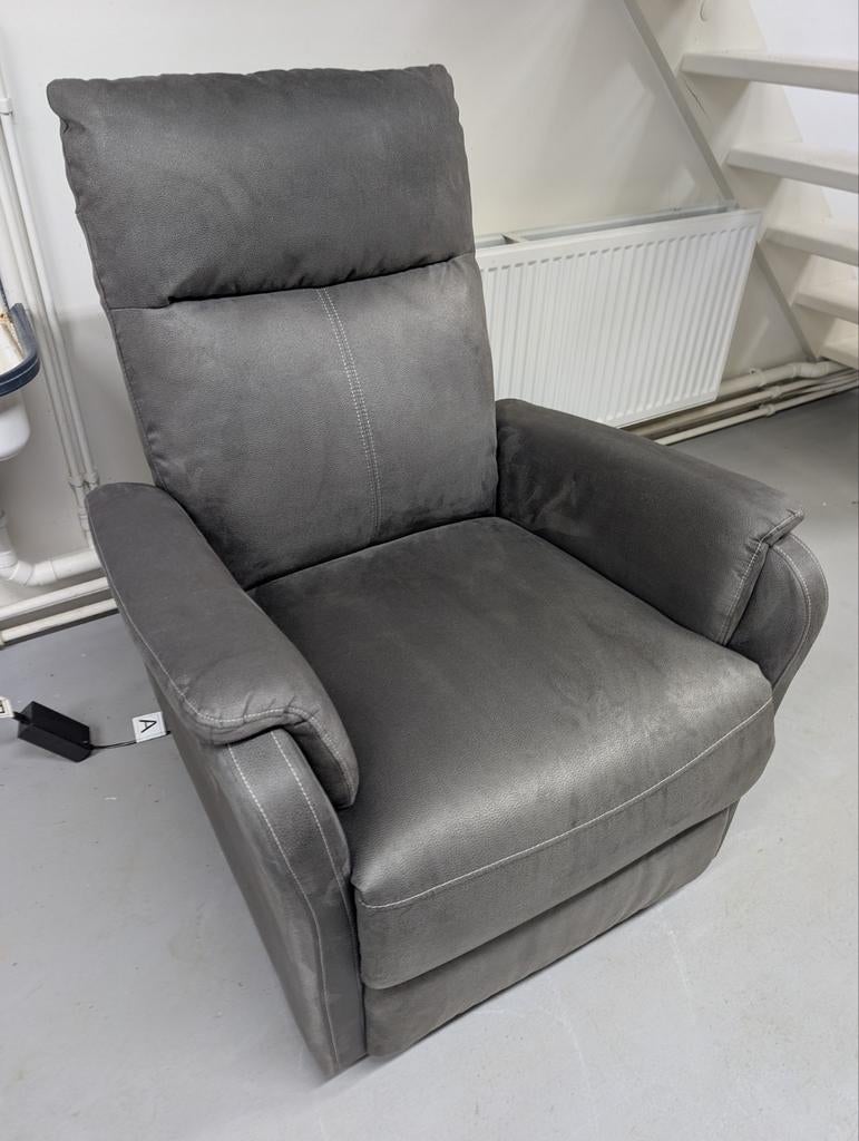 Jysk Fauteuil ABILDSKOV elektrisch grijs kunstleer, Huis en Inrichting, Fauteuils, Zo goed als nieuw, Kunststof, 75 tot 100 cm