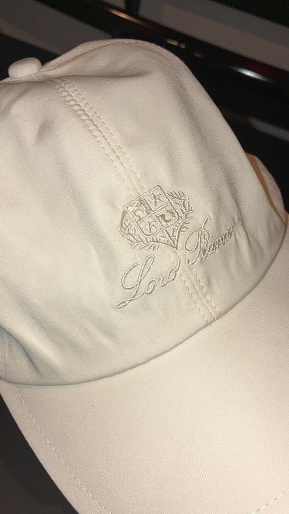 Loro Piana pet - een keer gedragen, Kleding | Dames, Ophalen of Verzenden, Zo goed als nieuw, One size fits all, Pet