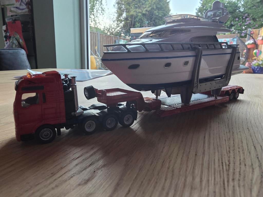 Siku dieplader met yacht, Hobby en Vrije tijd, Modelauto's | 1:87, Ophalen of Verzenden, Bus of Vrachtwagen, SIKU