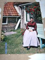 Groet Terschelling Vrouw Klederdracht bij huis 1967 kleur, Ophalen of Verzenden, 1960 tot 1980, Gelopen, Waddeneilanden