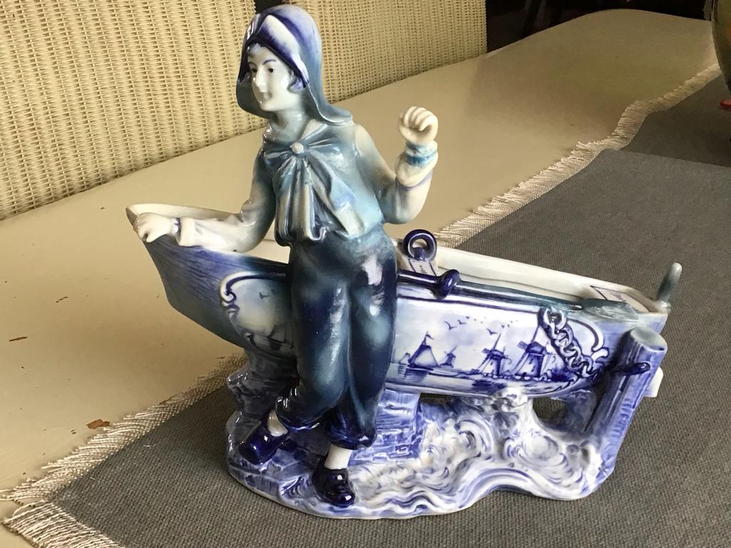 Delfts Blauw beeldje: Matroos in boot., Ophalen of Verzenden, Gebruikt