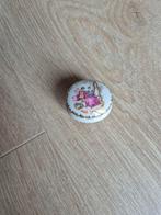 Vintage Pillendoosje met Romantisch Tafereel, Ophalen of Verzenden