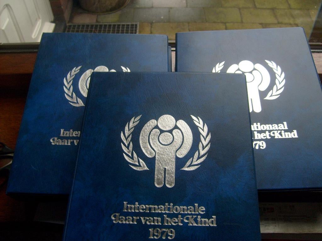 Nog eens 3 albums Internationaal Jaar van het kind 1979 met, Postzegels en Munten, Postzegels | Eerstedagenveloppen, Ophalen, Nederland