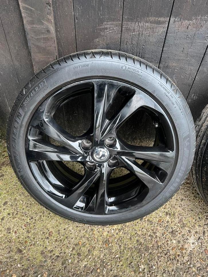 Originele Opel Corsa Velgen 4x108 Michelin 17? zomerset, Auto-onderdelen, Banden en Velgen, Gebruikt, Banden en Velgen, Niet ingevuld