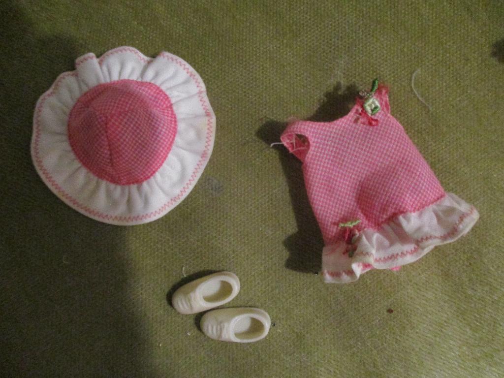 VINTAGE  BARBIE TUTTI KLEDING COMPLEET MATTEL, Verzenden, Zo goed als nieuw, Kleertjes