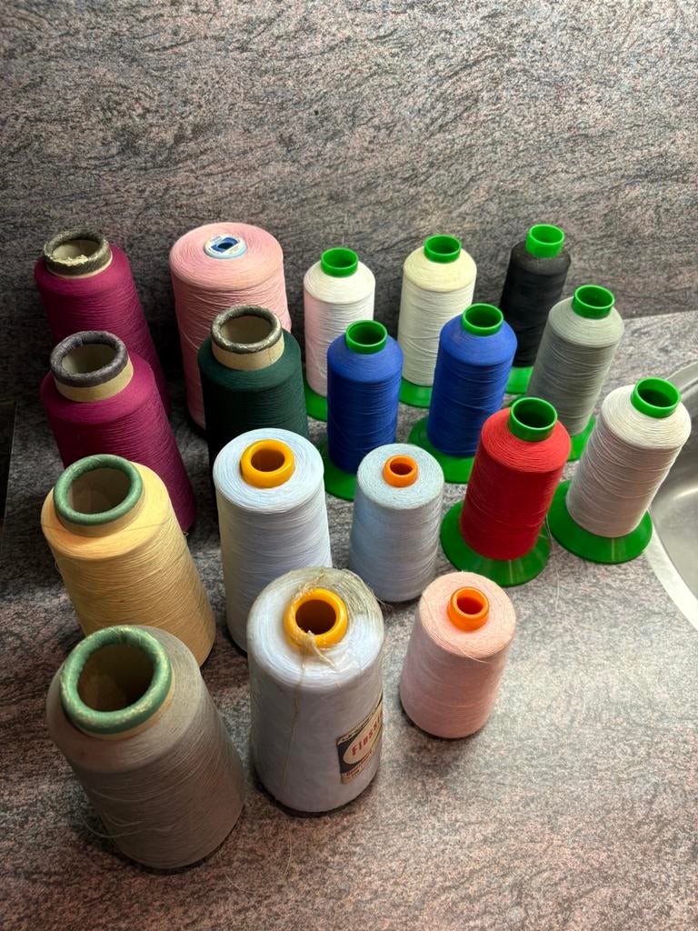 Naaimachinegaren diverse kleuren, Ophalen of Verzenden, Zo goed als nieuw, Garen of Naald(en)