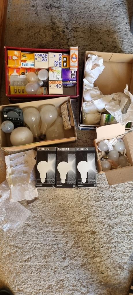 Verzameling oude lampen en zekeringen (werking onbekend), Ophalen