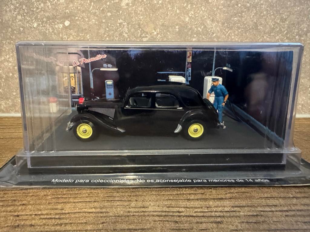 Altaya 1/43: Citroën Traction 11 diorama in OVP, Hobby en Vrije tijd, Modelauto's | 1:43, Ophalen of Verzenden, Zo goed als nieuw