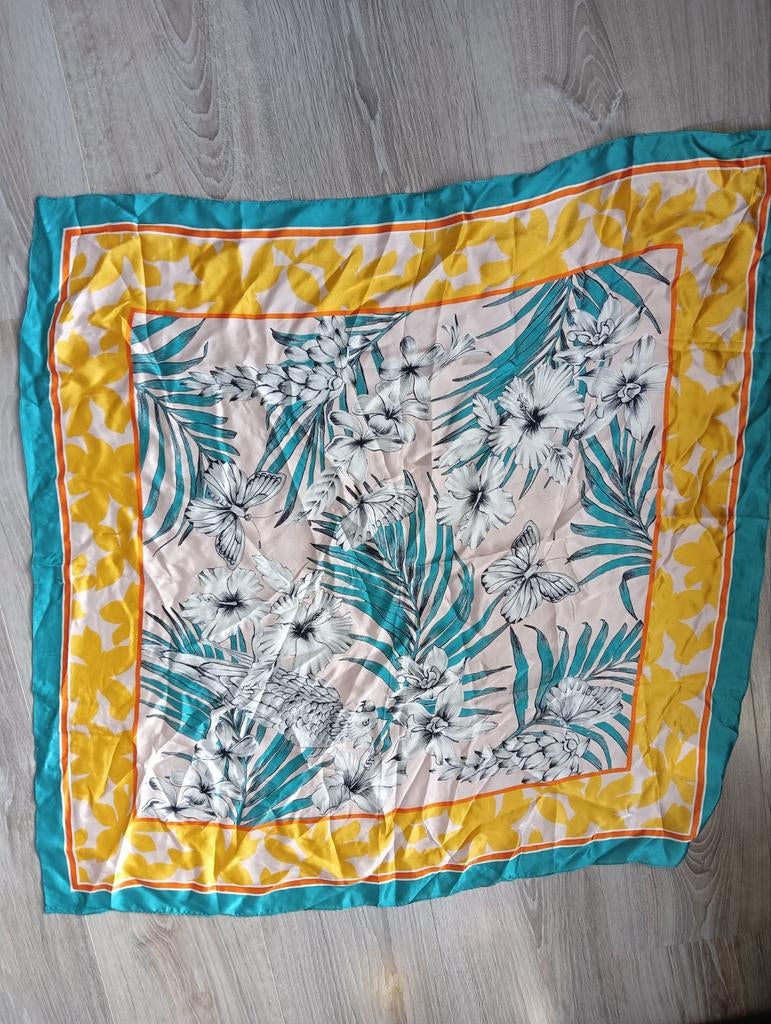 Zijden sjaal met vlinders en bloemen 75x75 cm,geel/groen, Kleding | Dames, Mutsen, Sjaals en Handschoenen, H&M, Ophalen of Verzenden