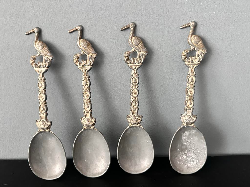 4 Antieke Tinnen Geboortelepels met Ooievaar en Symboliek, Antiek en Kunst, Ophalen of Verzenden