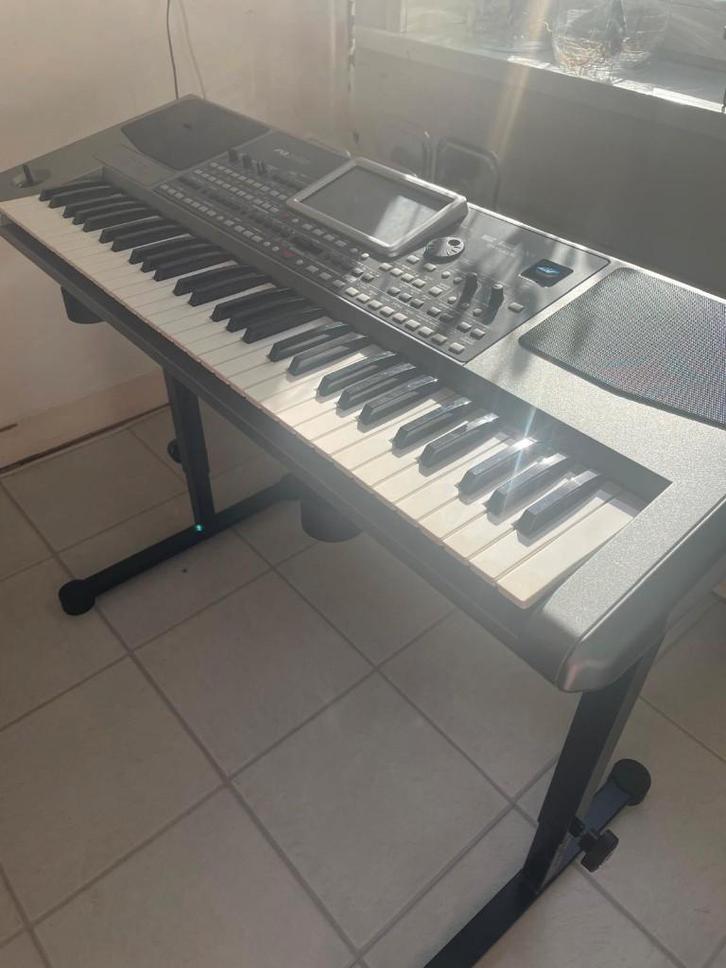 Korg PA800 compleet met standaard, hoes en stofhoes, Muziek en Instrumenten, Keyboards, Gebruikt, 61 toetsen, Korg, Met standaard