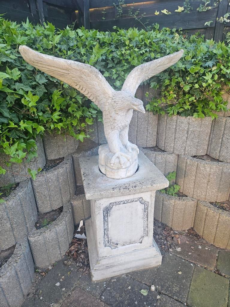 Grote stenen arend op zuil - Tuinbeeld, Ophalen of Verzenden, Gebruikt, Beton, Dierenbeeld