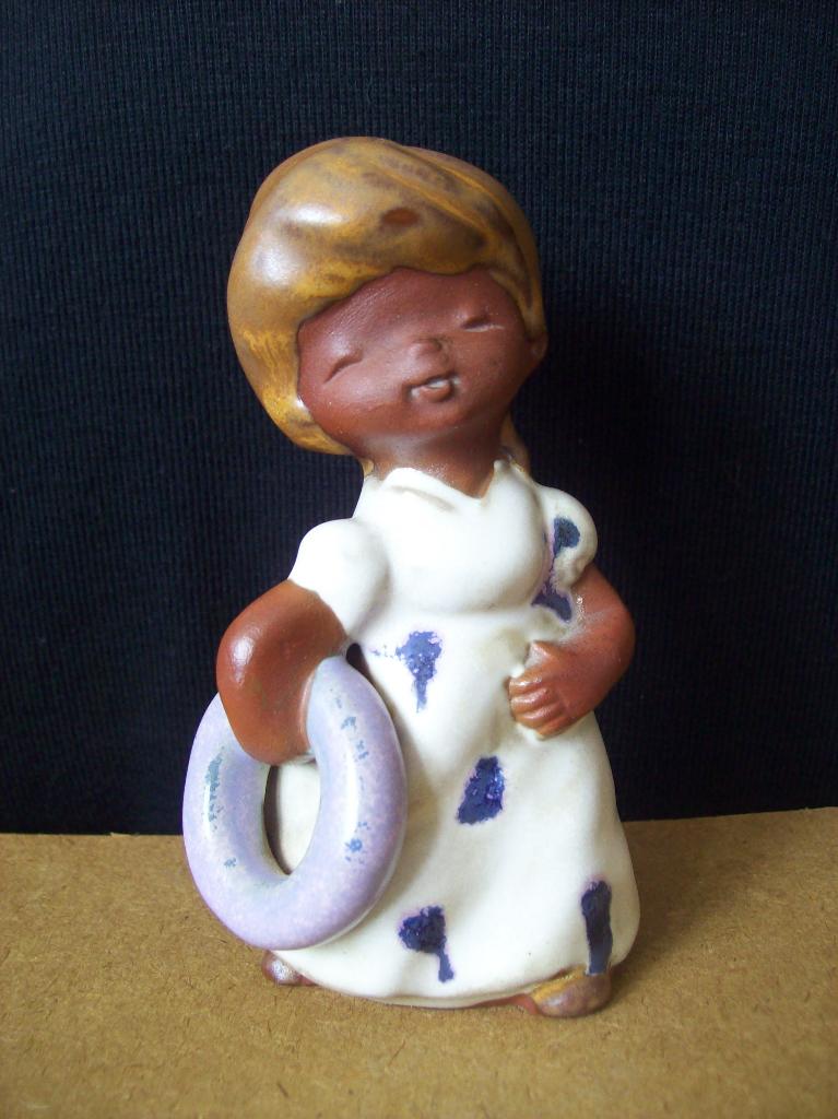 Vintage meisjesbeeldje beeld beeldje meisje van keramiek, Antiek en Kunst, Kunst | Beelden en Houtsnijwerken, Minder dan 20 cm