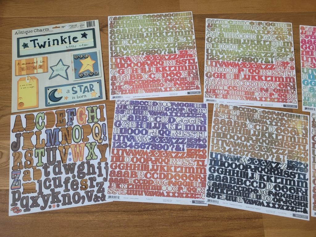 10 scrapbook bladen groot met o.a. letters en labels, Verzenden, Album of Boek